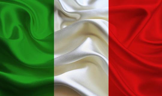 Valovita italijanska zastava iz svile v zeleno-bele-rdeči barvni kombinaciji.