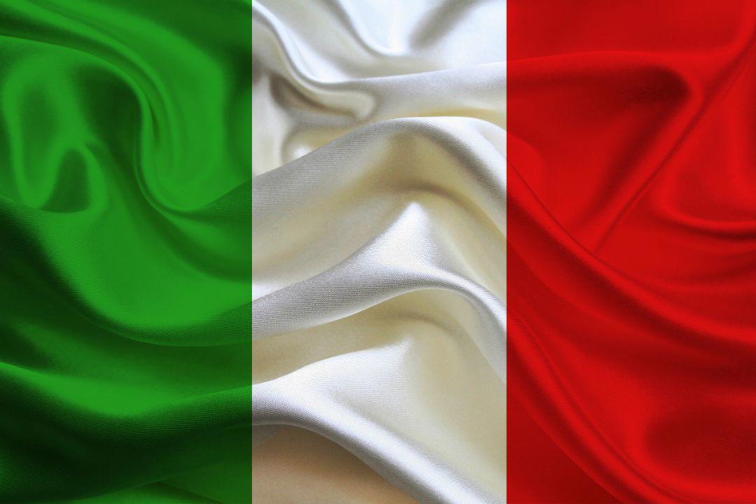 Valovita italijanska zastava iz svile v zeleno-bele-rdeči barvni kombinaciji.