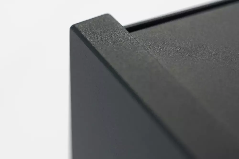 Pogled od blizu na aluminijasti profil pergole s kakovostno prašno barvano površino v temnem mat odtenku.