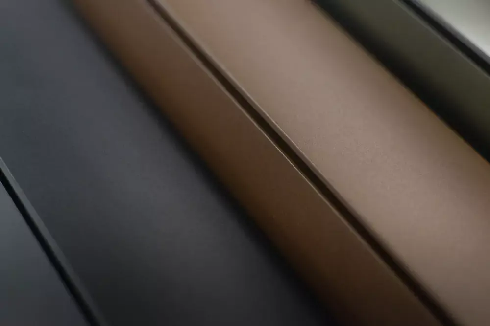 Pogled od blizu na različne barvne odtenke aluminijastih profilov za pergole v kovinskih in mat zaključkih.