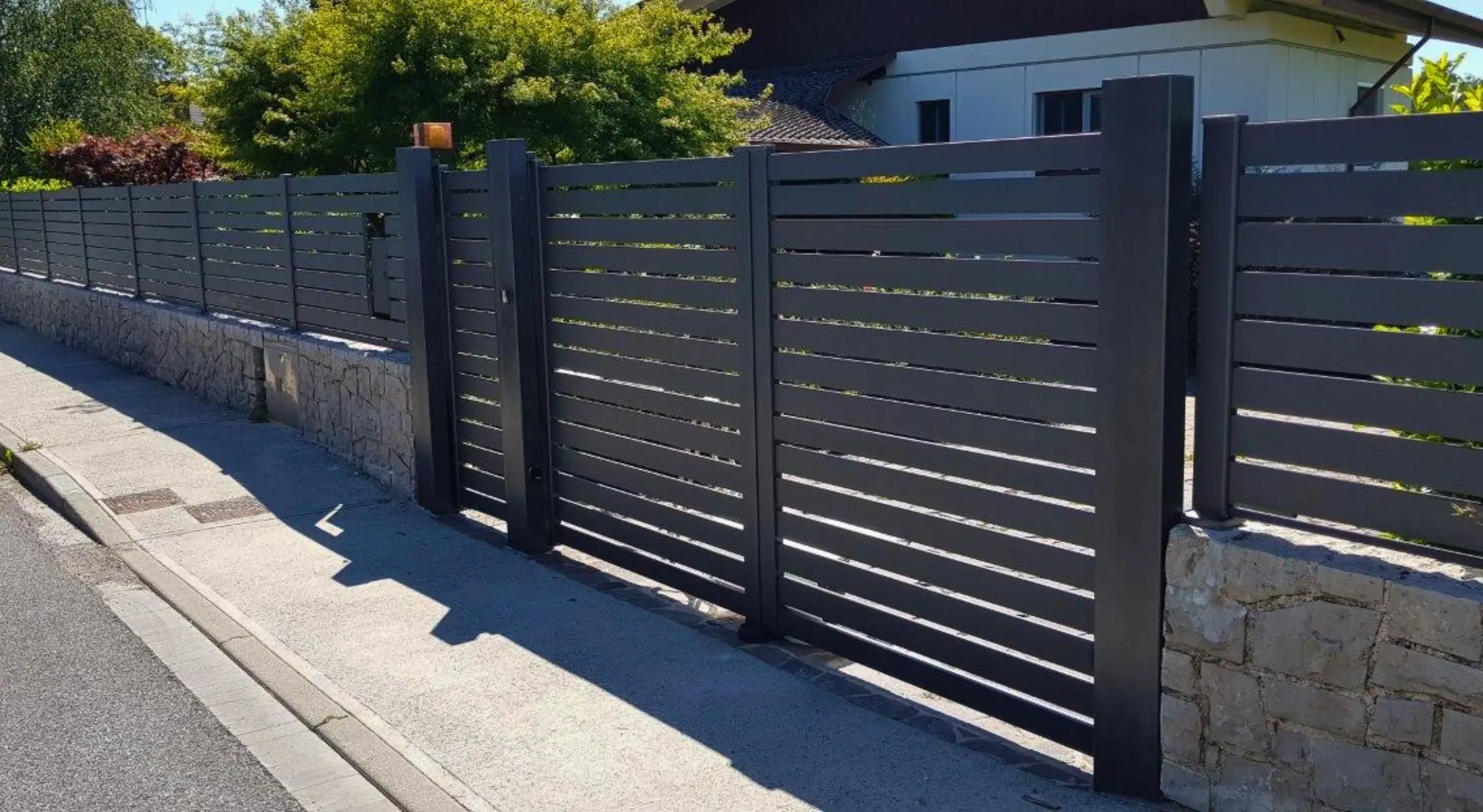 Siva Alu Dvorisčna Ograja