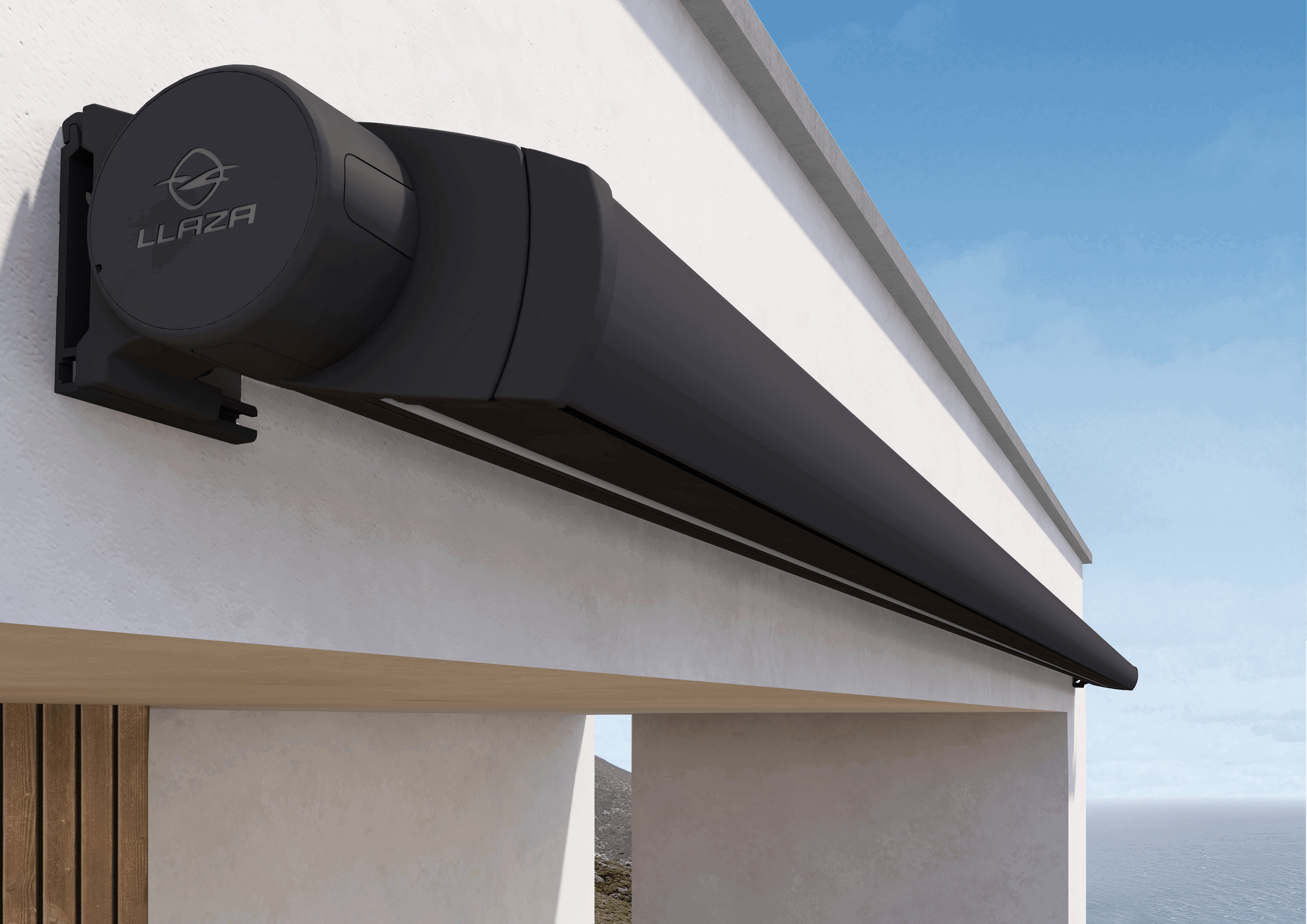 Zaprta kasetna tenda Llaza v elegantni črni barvi, nameščena pod sodoben betonski nadstrešek s pogledom na morje.