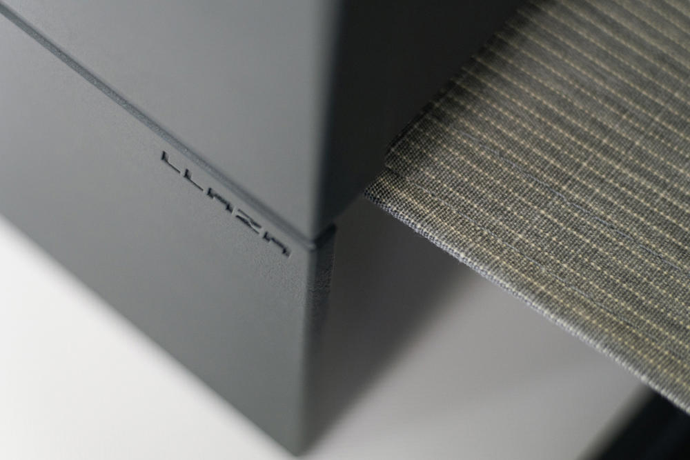 Detalj aluminijaste konstrukcije senčila Llaza in teksture senčilnega platna od blizu.